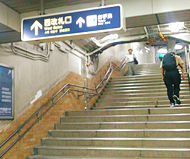 階段を上がる