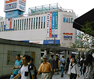 地上に出たら右手に直進