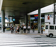横断歩道を渡る